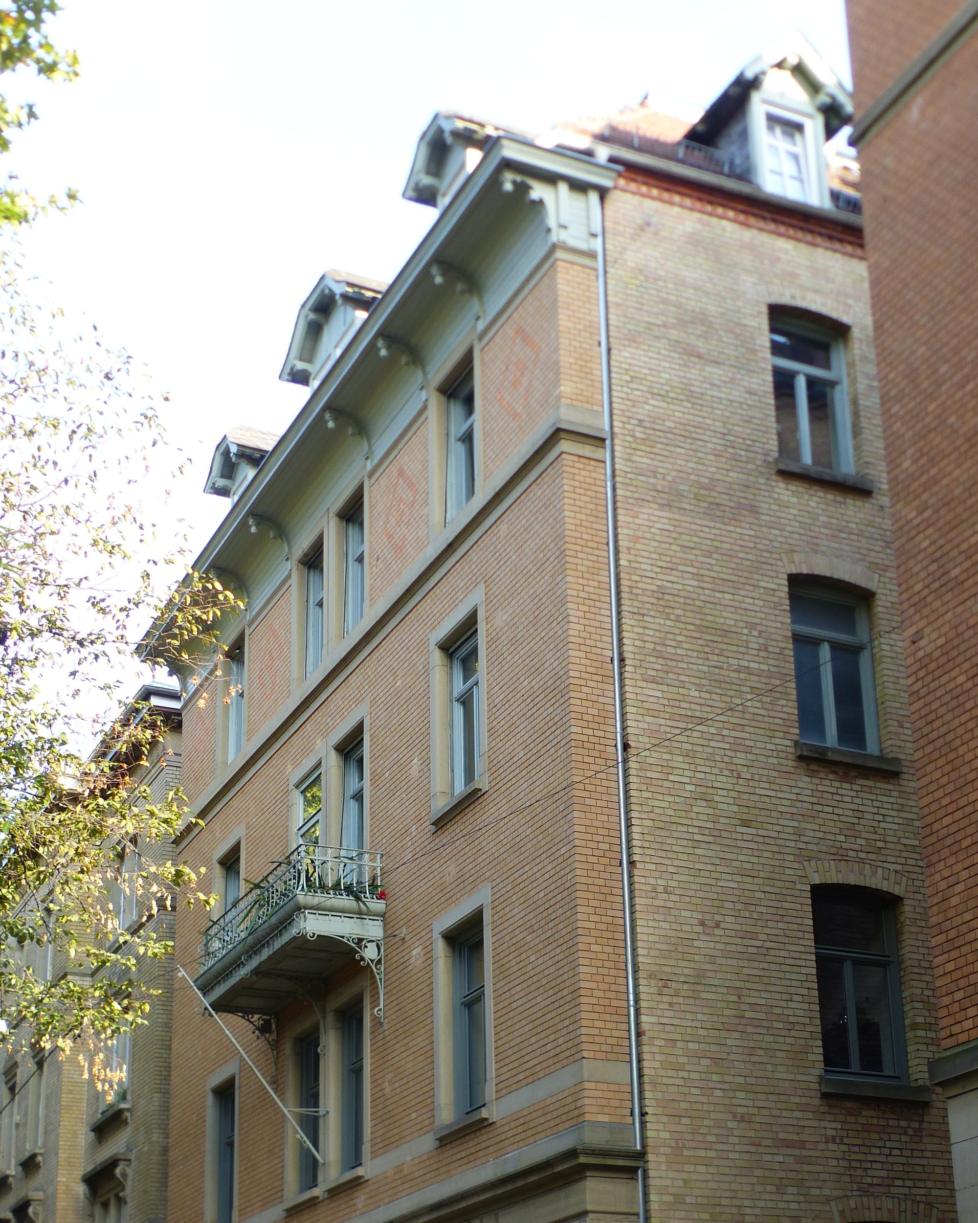 Wohnhaus in Stuttgart, schräg von unten